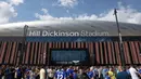 Suporter Everton memadati halaman Stadion Hill Dickinson menjelang laga Liga Inggris antara Everton melawan Brighton pada Minggu (24/08/2025) waktu setempat. (AFP/Darren Staples)