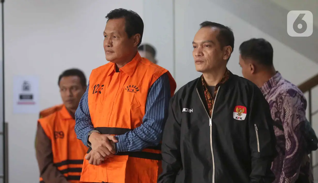 Bupati Muara Enim, Edison, berjalan meninggalkan gedung Merah Putih Komisi Pemberantasan Korupsi (KPK) usai menjalani pemeriksaan, Jakarta, Selasa (9/6/2026). (Liputan6.com/Helmi Fithriansyah)