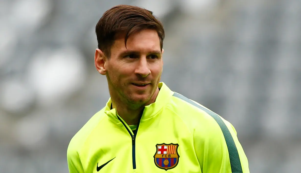 Salah satu ekspresi Penyerang Barcelona, Lionel Messi saat menjalani sesi latihan di Allianz Arena, Munich, Jerman (11/5/2015). Barcelona akan menantang Bayern Muenchen di leg kedua semifinal Liga Champions. (Reuters/Michaela Rehle)