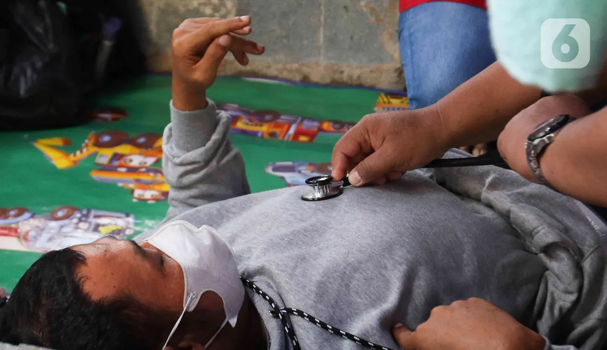 Tim Dokter Rumah Sakit Pena 98 melakukan pemeriksaan medis terhadap peserta mogok makan di Komnas HAM, Jakarta, Minggu (18/12/2022). Sebanyak 5 peserta mogok makan yang melawan atas tindak kejahatan PT. Amman Mineral terhadap masyarakat Sumbawa Barat, tumbang akibat mengalami penurunan kesehatan dan dilarikan ke rumah sakit terdekat untuk mendapatkan perawatan medis. (Liputan6.com/Herman Zakharia)