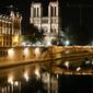 Pandangan umum dari Katedral Notre Dame tercermin di sungai Seine pada malam hari selama penerapan lockdown atau penguncian wilayah di Paris, 23 April 2020. Pandemi corona COVID-19 membuat Prancis menerapkan lockdown. (Ludovic MARIN / AFP)