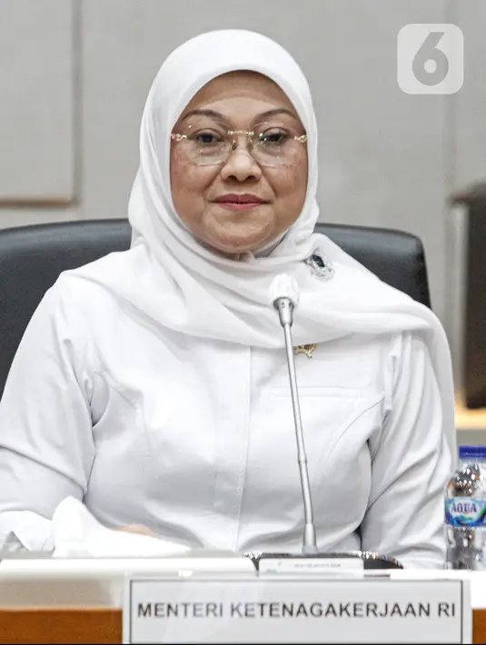 Menteri Ketenagakerjaan Ida Fauziyah saat mengikuti rapat kerja dengan Komisi IX DPR di Kompleks Parlemen Senayan, Jakarta, Selasa (6/6/2023). (Liputan6.com/Faizal Fanani)