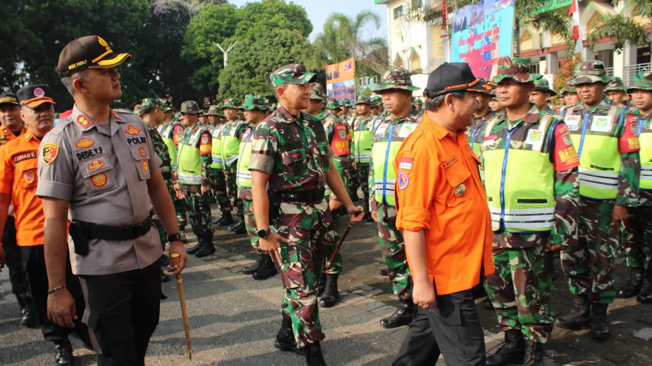 Bupati Garut Rudy Gunawan, didamping Kapolres Garut AKBP Dede Yudi Ferdiansyah dan Dandim 0611 GAryt Letkol Inf. Erwin Agung tengah mengecek kesiapan dalam apel siaga bencana di Garut