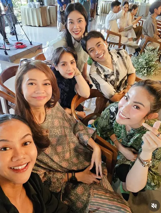 Yuki Kato hadir mengenakan long dress model kaftan dengan motif batik. Yuki pun tampil tanpa makeup berlebih yang pas di wajahnya. [@mrsayudewi]