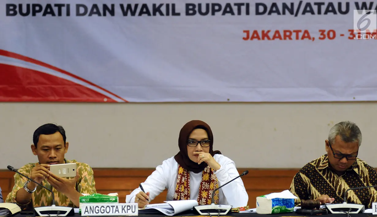 Komisioner KPU, Evi Novida Ginting Manik (tengah) saat menghadiri uji publik Rancangan Peraturan KPU terkait Pilgub. Pilbup dan Pilwali, Jakarta, Rabu (31/5). Uji publik dihadiri perwakilan parpol, akademisi dan media. (Liputan6.com/Helmi Fithriansyah) 