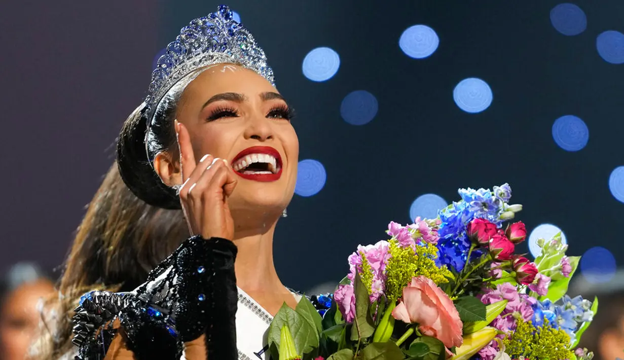 Reaksi Miss USA R'Bonney Gabriel saat dia dinobatkan sebagai Miss Universe 2022 pada kontes kecantikan Miss Universe di New Orleans, Amerika Serikat, 14 Januari 2023. R'Bonney Gabriel dinobatkan sebagai Miss Universe 2022 sementara runner up pertama jatuh kepada Miss Venezuela Amanda Dudamel dan runner up kedua jatuh kepada Miss Dominican Republic Andreína Martínez. (AP Photo/Gerald Herbert)
