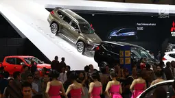 Pengunjung melihat mobil terbaru yang di pamerkan dalam ajang Gaikindo Indonesia International Auto Show (GIIAS) 2017 di Indonesia Convention Exhibition BSD City, Tangerang, Banten, Kamis (10/8).  (Liputan6.com/Angga Yuniar)