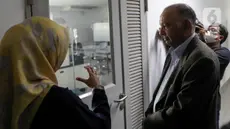 Tim Gates Foundation yang diwakili Senior CMC Advisor Vaccine Development Rayasam Prasad mendapat penjelasan dari seorang staf saat meninjau Laboratorium Badan Pengawas Obat dan Makanan (BPOM) di kawasan Johar Baru, Jakarta Pusat, Kamis (15/5/2025). (Liputan6.com/Herman Zakharia)