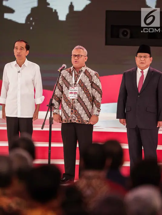 Ketua KPU Arief Budiman (tengah) bersama capres nomor urut 01 Joko Widodo (kiri) dan capres nomor urut 02 Prabowo Subianto bernyanyi Indonesia Raya saat memulai debat kedua Pilpres 2019 di Hotel Sultan, Jakarta, Minggu (17/2). (Liputan6.com/Faizal Fanani)