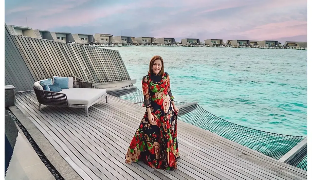 Liburan ke Maldives, Maia Estianty menunjukkan raut wajah yang sangat bahagia. Menetap di sebuah penginapan tepi pantai Maldives yang terkenal, Maia tampak anggun menggunakan dress panjang hitam bermotif. (Liputan6.com/IG/@maiaestiantyreal)