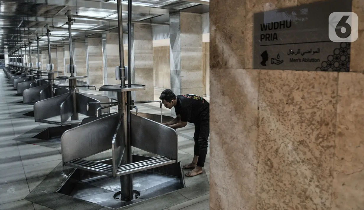 Jemaah mengambil air wudhu di Masjid Istiqlal, Jakarta, Senin (22/2/2021). Di bagian dalam renovasi dimulai dari tempat wudhu, pemasangan 3500 lampu LED, dan kipas angin pada pilar serta Mihrab setinggi 17 meter dengan ornamen Asmaul Husna. (merdeka.com/Iqbal S Nugroho)