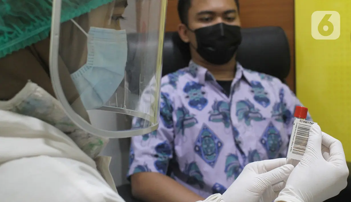 Petugas medis memberi label darah pasien di Laboratorium Klinik Prodia Kramat, Jakarta, Sabtu (8/5/2021). Pemeriksaan Anti SARS-CoV-2 Kuantitatif dapat mengukur titer antibodi atau antibodi penetral dalam tubuh seseorang terhadap virus penyebab COVID-19. (Liputan6.com/HO/Prodia)
