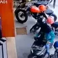 Cuplikan video berisi rekaman seorang perempuan yang kesulitan keluar parkir pakai sepeda motor matik.