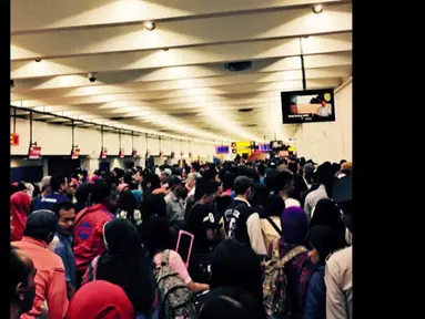 Suasana kekacauan di terminal 1B Bandara Soekarno-Hatta Cengkareng, Tangerang, Kamis (19/2/2015). (twitter.com/@tukangojeg) 