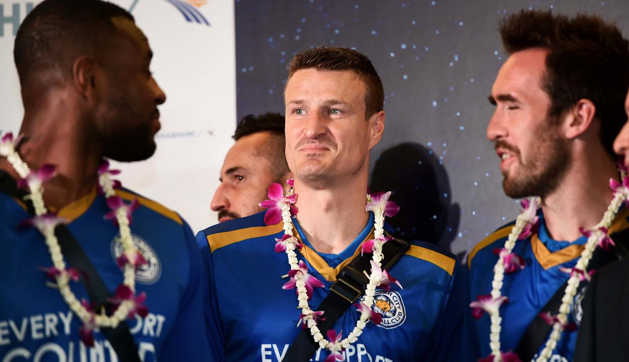 Wes Morgan, Robert Huth, dan para pemain Leicester City saat tiba di Bandara International Suvarnabhumi, Bangkok, Thailand, (18/5/2016). (AFP/Lillian Suwanrumpha).
