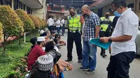 Polisi mengamankan sejumlah pelajar di Tangerang yang hendak ke Jakarta untuk mengikuti demo penolakan RUU Cipta Kerja. (Liputan6.com/Pramita Tristiawati)