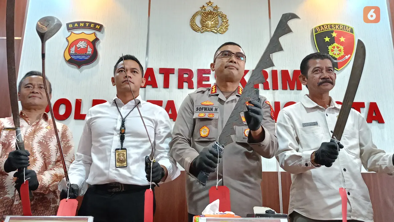 Kapolresta Serkot, Kombes Pol Sofwan Hermanto, Menunjukkan Senjata Tajam Yang Digunakan Tawuran Oleh Pelajar SMK Di banten. (kamis, 08/06/2023). (Yandhi Deslatama/Liputan6.com).