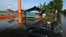 Hujan yang mengguyur Jakarta sejak Minggu (8/2) lalu, membuat Waduk Ria Rio meluap. Tampak sebuah perahu karet telah dipersiapkan untuk mengevakuasi warga, Jakarta, Selasa (10/2/2015). (Liputan6.com/Herman Zakharia)