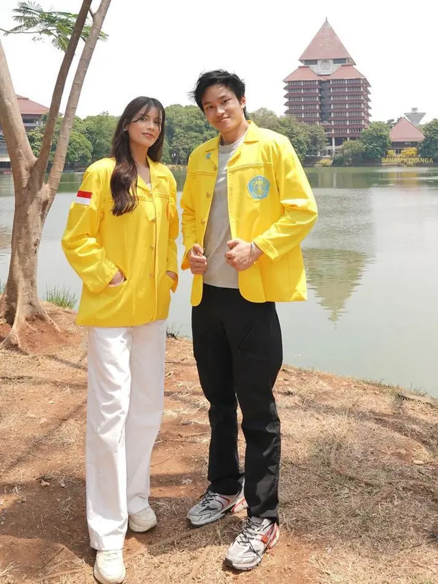 Sabrina Chairunnisa Kompak dengan Putra Sambung Azka Corbuzier Kenakan Almamater Kuning. [@sabrinachairunnisa_]
