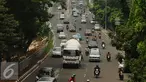 Sejumlah kendaraan melintas di Jalan Prof Dr Satrio, Kuningan, Jakarta, Senin (4/1/2016). Pasca libur panjang perayaan Natal 20015 dan Tahun Baru 2016, sejumlah ruas jalan ibukota mulai dipadati pengendara. (Liputan6.com/Helmi Fithriansyah)
