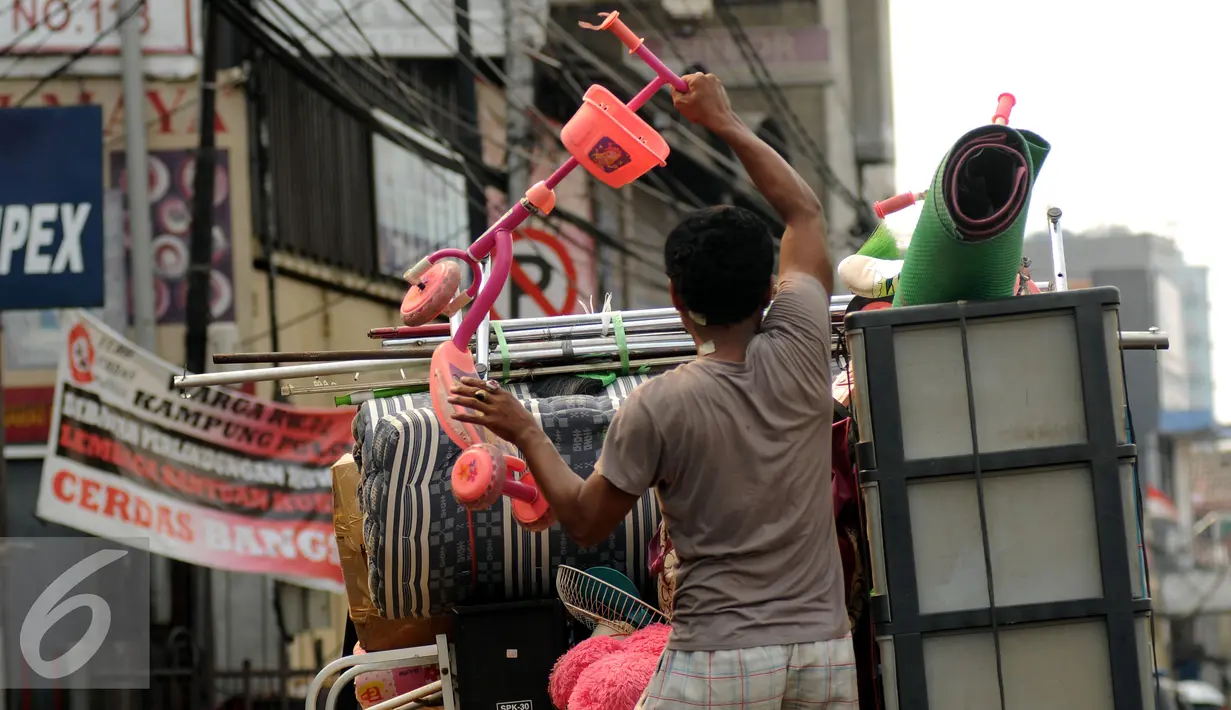 Warga menaikkan barangnya keatas mobil pasca penggusuran di KampungPulo, Jakarta, Jumat (21/8/2015). Pemprov DKI Jakarta merelokasi pemukiman padat di bantaran Kali Ciliwung ke Rusunawa Jatinegara. (Liputan6.com/Helmi Fithriansyah)