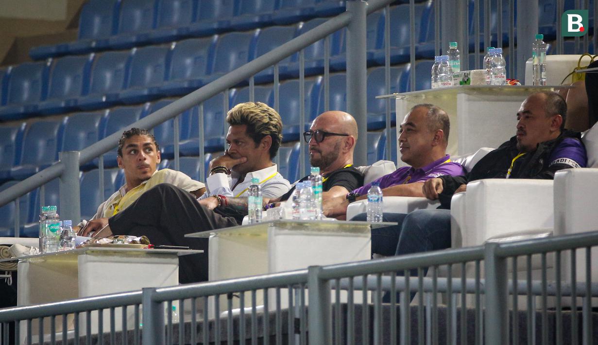 Mantan kiper Timnas Italia, Walter Zenga (tengah) dan mantan bek Timnas Portugal, Abel Xavier (kiri kedua) menyaksikan laga lanjutan BRI Liga 1 2022/2023 antara Persita Tangerang melawan Persija Jakarta di Stadion Indomilk Arena, Tangerang, Selasa (28/03/2023). (Bola.com/Bagaskara Lazuardi)