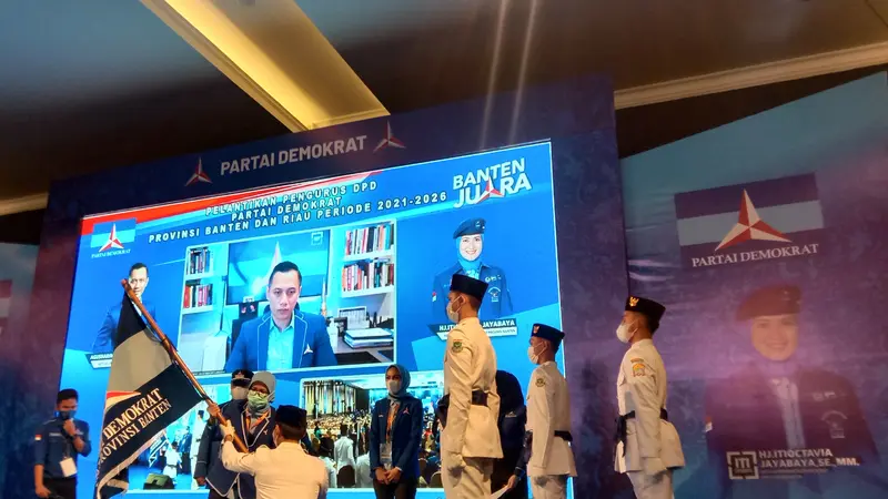 Ketua Umum Partai Demokrat Agus Harimurti Yudhoyono (AHY) melantik pengurus DPD Demokrat Banten dan Riau melalui video conference.