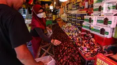 Pedagang kurma melayani pembeli di kawasan Tanah abang, Jakarta, Minggu (3/4/2022). Omset penjualan kebutuhan bulan Ramadhan seperti perlengkapan ibadah dan buah kurma kembali meningkat dibandingkan dua tahun terakhir yang terdampak pandemi COVID-19. (Liputan6.com/Johan Tallo)