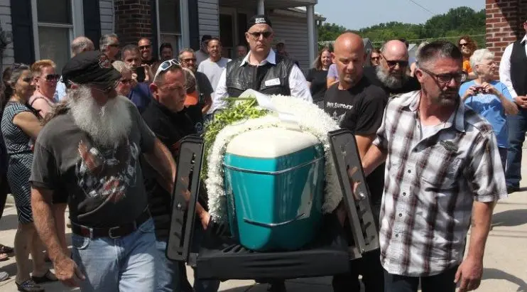 Rekan-rekan Arthur Werner Sr membawa menuju pemakaman. (The Associated Press.)