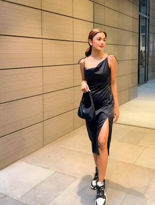 Punya gaya stylish, Andi Annisa saat mengenakan dress ini pun kerap menuai banyak sekali pujian dari netizen. Disebut memiliki body goals idaman, ia pun kerap jalani olahraga seru seperti menembak, hingga menyelam. Bahkan, ia pun memiliki hobi travelling baik di Indonesia maupun sampai luar negeri. (Liputan6.com/IG/@ansvers.official)
