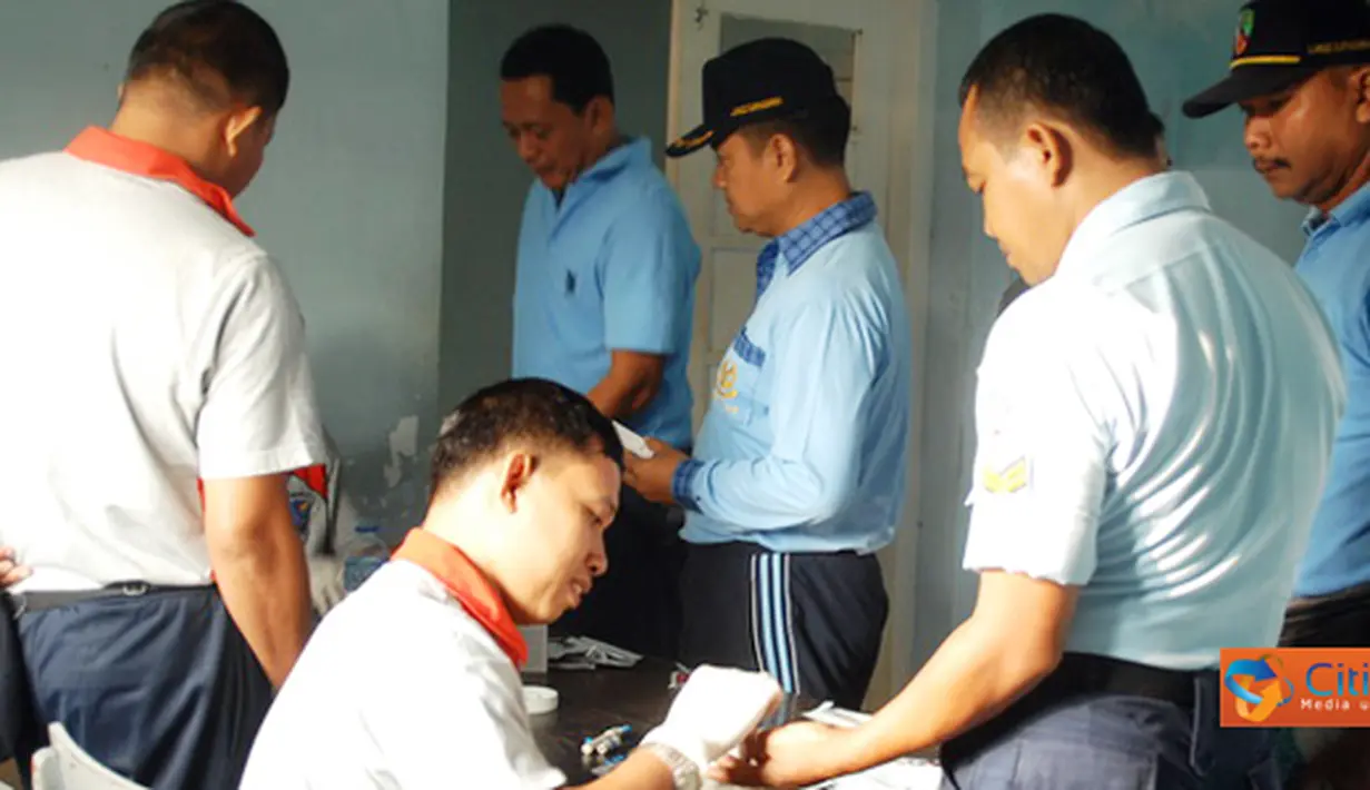Citizen6, Subang: Seluruh personel Lanud Suryadarma menjalani pengambilan sample darah, guna pemeriksaan penyakit HIV/AIDS. Pemeriksaan dilakukan oleh paramedis Rumah Sakiit Kantor Sentral Komunikasi (Senkom) Lanud Suryadarma, Selasa (14/06). (Pengirim: D