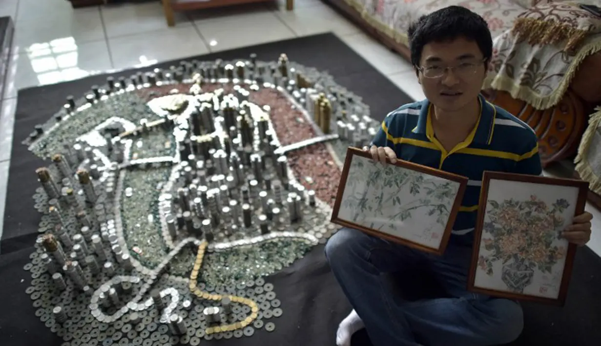 He Peiqi menunjukkan lukisan yang dibuatnya dari lembaran uang kertas di Chongqing, Cina, (29/4/2015). He Peiqi merupakan kolektor uang koin Cina dari berbagai jaman. (STR/AFP)
