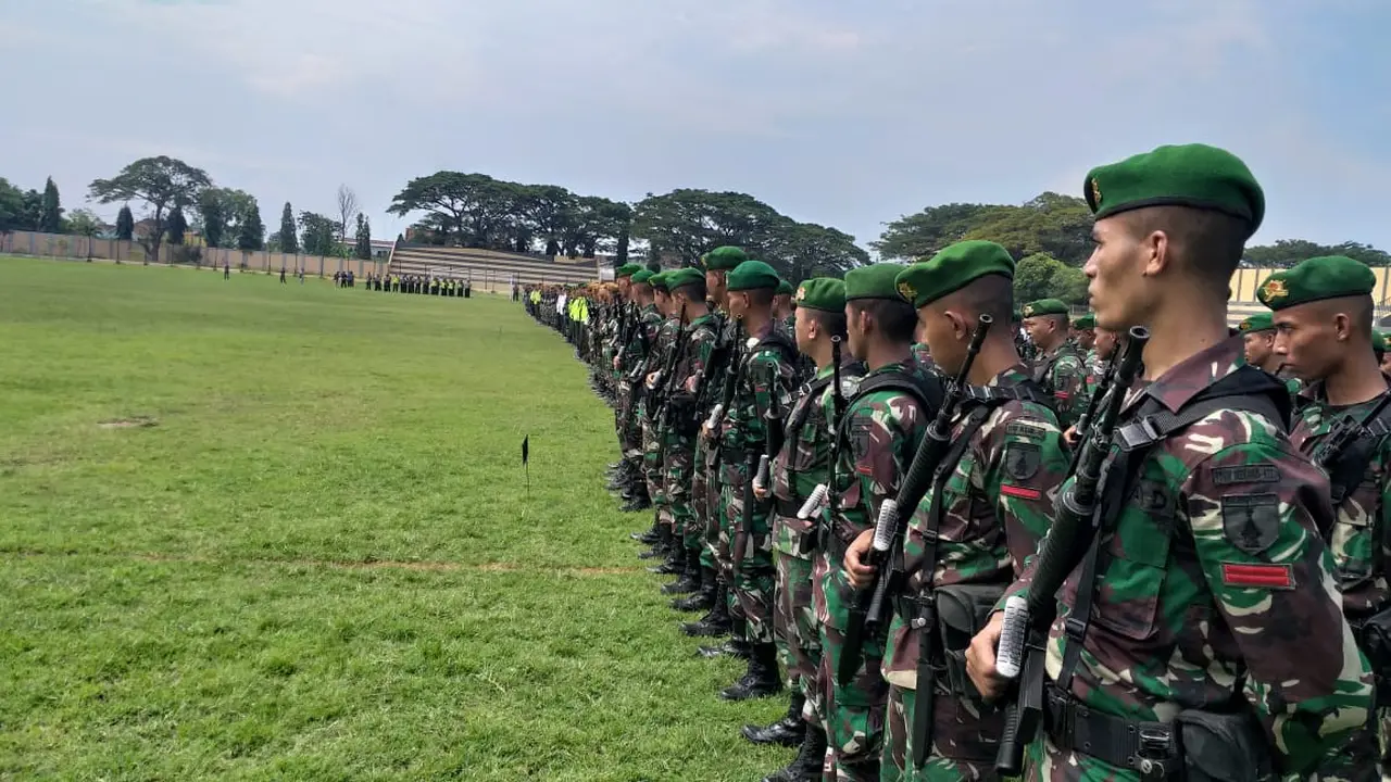 Para Personel TNI Disiagakan Untuk Mengawal Kegiatan Presiden Joko Widodo di Probolinggo, Jawa Timur. (Foto: Dian Kurniawan/Liputan6.com)