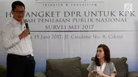 Direktur Program SMRC, Sirojudin Abbas (kiri) memberikan pemaparan terkait hasil survei yang baru saja dilakukan oleh SMRC, Jakarta, Kamis (15/6). Hasil survei SMRC menyebutkan bahwa publik masih percaya KPK sebesar 64%. (Liputan6.com/Johan Tallo) 