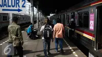 Sejumlah orang berjalan usai menaiki kereta rel listrik di Stasiun Bogor, Jawa Barat, Rabu (21/12). PT KAI Commuter Jabodetabek (KCJ) berupaya untuk meningkatkan kualitas pelayanan guna memenuhi kebutuhan pengguna. (Liputan6.com/Faizal Fanani)