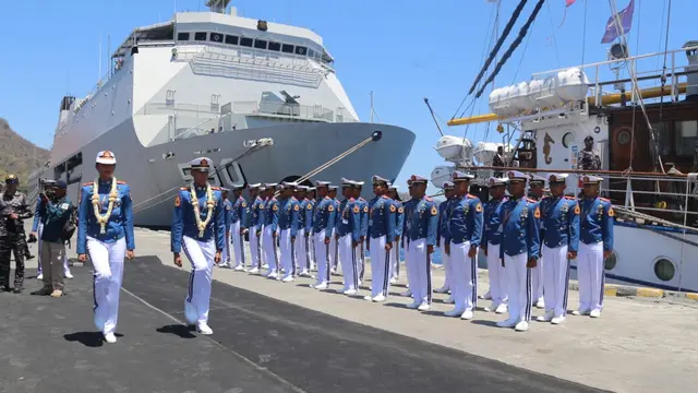 Kedatangan Kapal Legenda KRI Dewaruci dan KRI Makassar Disambut Meriah