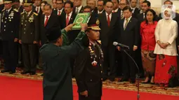 Komjen Pol Idham Azis diambil sumpahnya saat upacara pelantikannya sebagai Kapolri di Istana Negara, Jakarta, Jumat (1/11/2019). Idham Azis dilantik menjadi Kapolri menggantikan Tito Karnavian yang diangkat menjadi Mendagri. (Liputan6.com/Angga Yuniar)