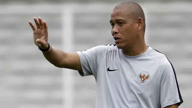Asisten pelatih Timnas Indonesia U-22, Nova Arianto, memberikan arahan. (Bola.com/Yoppy Renato)