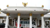 Satu unit mobil PMI keliling tampak siap guna melayani para ASN Pemprov Jatim yang ingin mendonorkan darahnya.