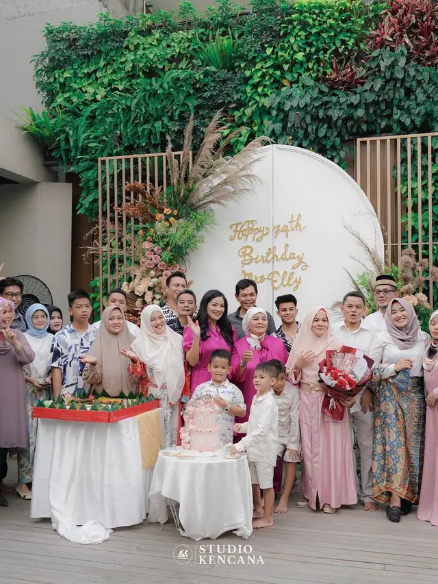 7 Potret Pesta Ulang Tahun Ibunda Titi Kamal, Meriah Bernuansa Pink