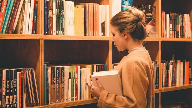 Ilustrasi membaca buku