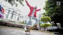 Skateboarder Indonesia Nyimas Bunga menunjukkan keterampilannya bermain skateboard saat berkunjung ke kantor KLY, Jakarta, Jumat (7/9). Gadis 12 tahun ini merupakan peraih medali perunggu di ajang Asian Games 2018. (Liputan6.com/Faizal Fanani)