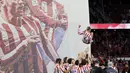Kejadian berlangsung pada laga kandang terakhir Atletico Madrid di Liga Spanyol musim ini. Los Rojiblancos berhasil memetik kemenangan 1-0 atas Girona melalui asist Griezmann. (AFP/Oscar Del Pozo)