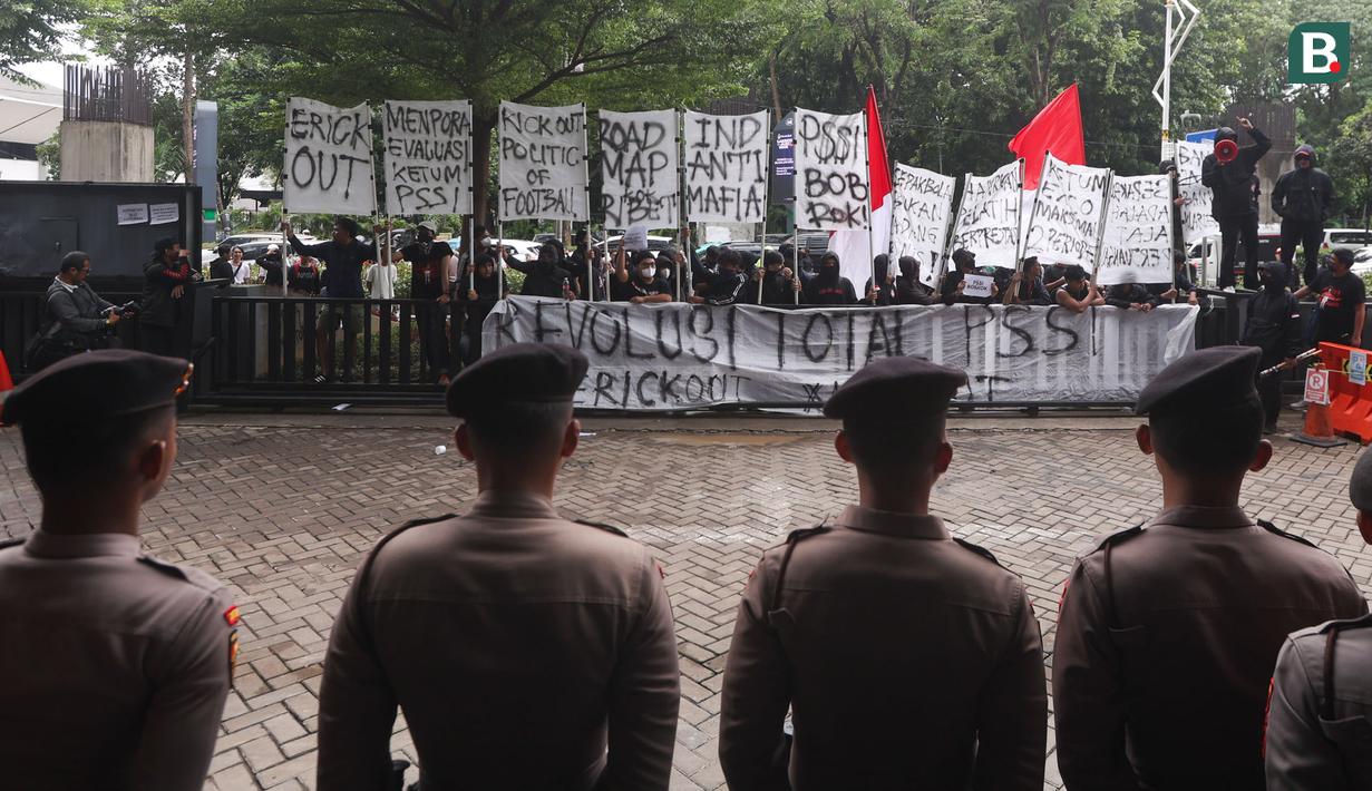 Petugas kepolisian menjaga aksi unjuk rasa suporter timnas Indonesia, Ultras Garuda, di depan Kantor PSSI, GBK Arena, Senayan, Jakarta Pusat, Jumat (14/11/2025). Mereka meluapkan kekecewaan mendalam setelah timnas Indonesia gagal lolos ke Piala Dunia 2026. (Bola.com/M Iqbal Ichsan)