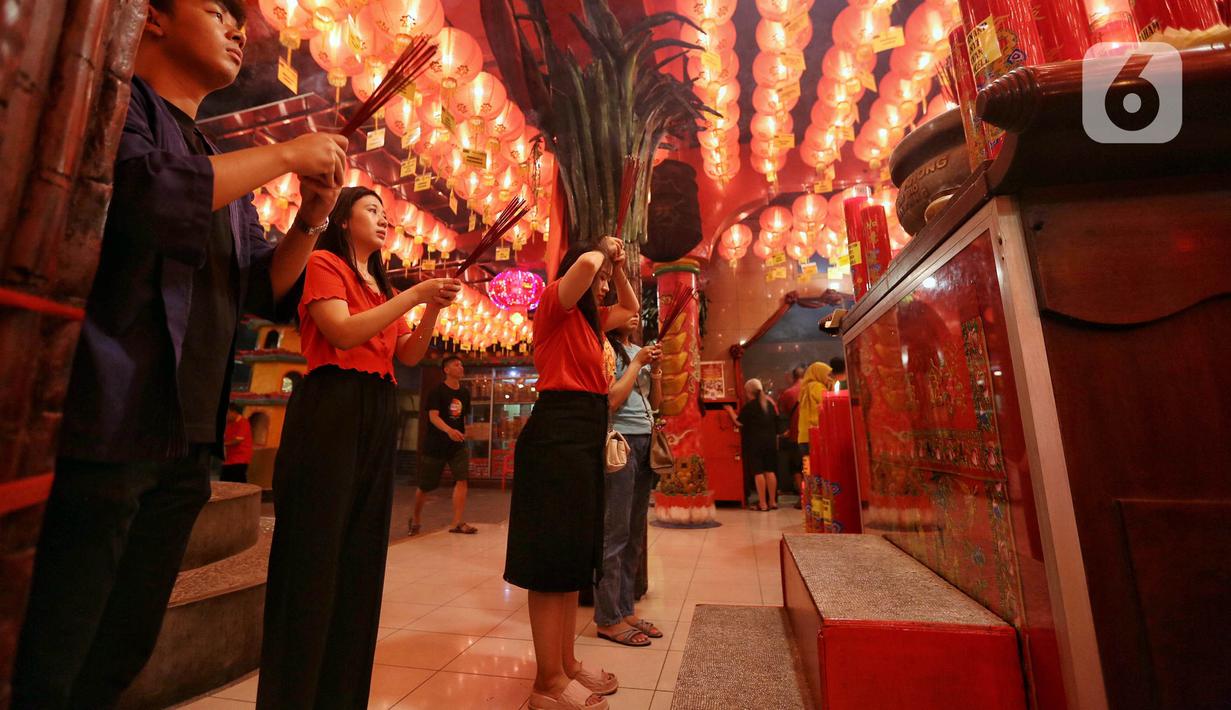 Sembahyang pada malam Tahun Baru Imlek 2575 tersebut sebagai ungkapan syukur atas segala rejeki dan keselamatan dari Tuhan. (Liputan6.com/Angga Yuniar)