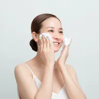Cleanser memiliki beragam jenis yang disesuaikan pada jenis kulit/copyright shutterstock/ Makistock