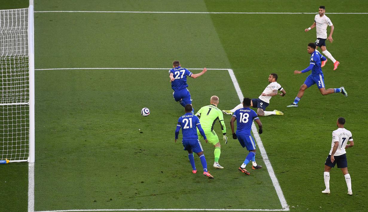 Memasuki menit ke-74, tim tamu mampu menggandakan keunggulan mereka. Gabriel Jesus mencatatkan namanya di papan skor setelah menyelesaikan umpan Raheem Sterling. (Foto: AFP/Pool/Michael Regan)