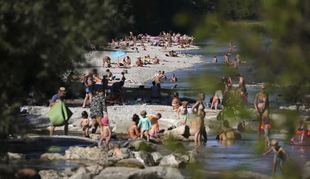 Orang-orang menikmati cuaca musim panas di tepi Sungai Isar, Munich, Jerman, 3 Agustus 2022. (AP Photo/Matthias Schrader)