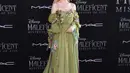 Aktris AS Elle Fanning berpose di karpet merah saat menghadiri pemutaran perdana film Disney "Maleficent: Mistress of Evil" di Teater El Capitan di Hollywood (30/9/2019). Di film "Maleficent: Mistress of Evil" Elle Fanning kembali berperan sebagai Putri Aurora. (AFP Photo/Valerie Macon)
