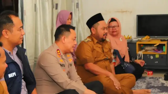 Kapolres Gresik AKBP Adhitya Panji Anom saat mendatangi rumah siswi SD korban tusul pentol. (Istimewa)